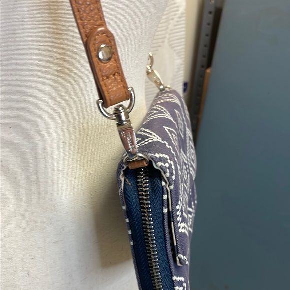 Thirty-One Blue and White Geometric Crossbody Bag - Picture 3 of 10